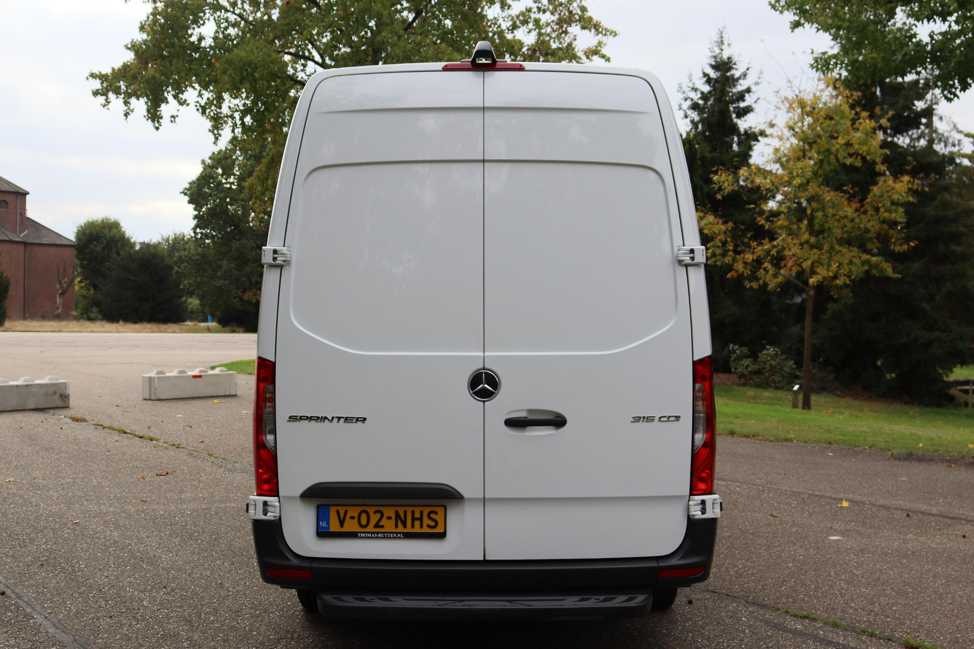 48251706-10.jpg