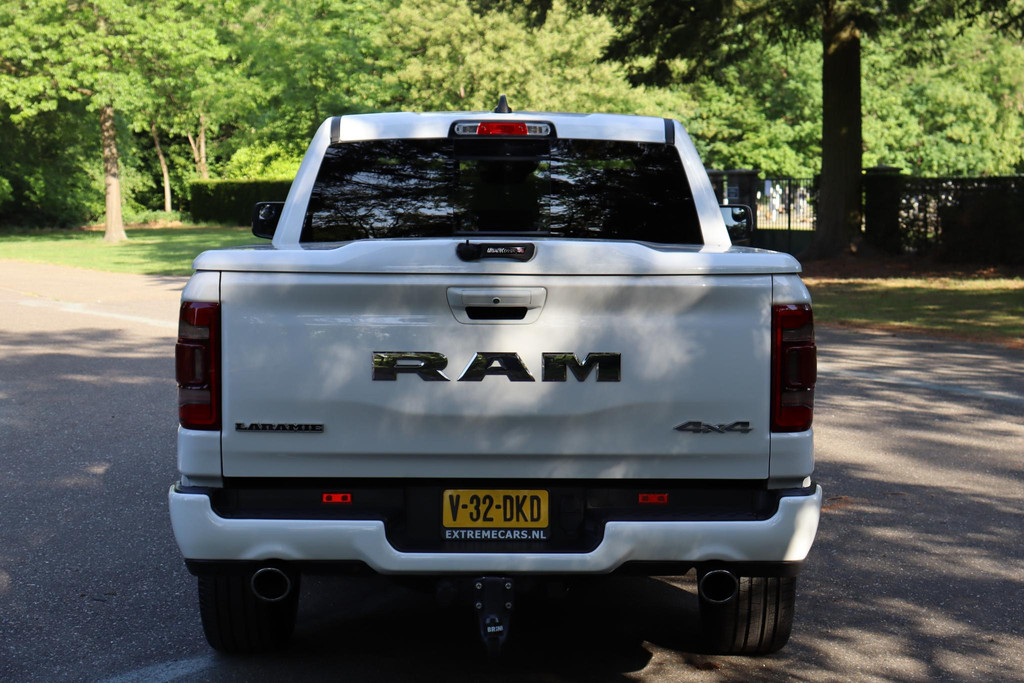 53765166-3.jpg