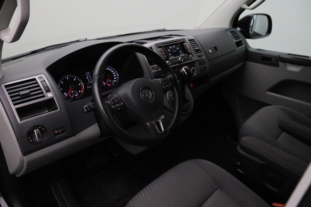 53981083-6.jpg
