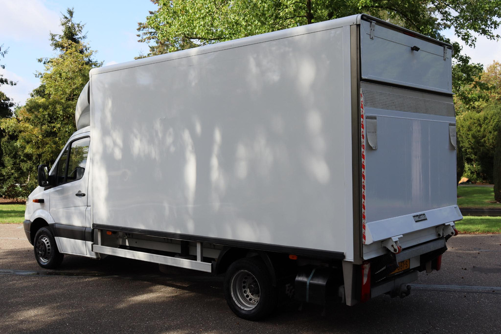 56578224-8.jpg